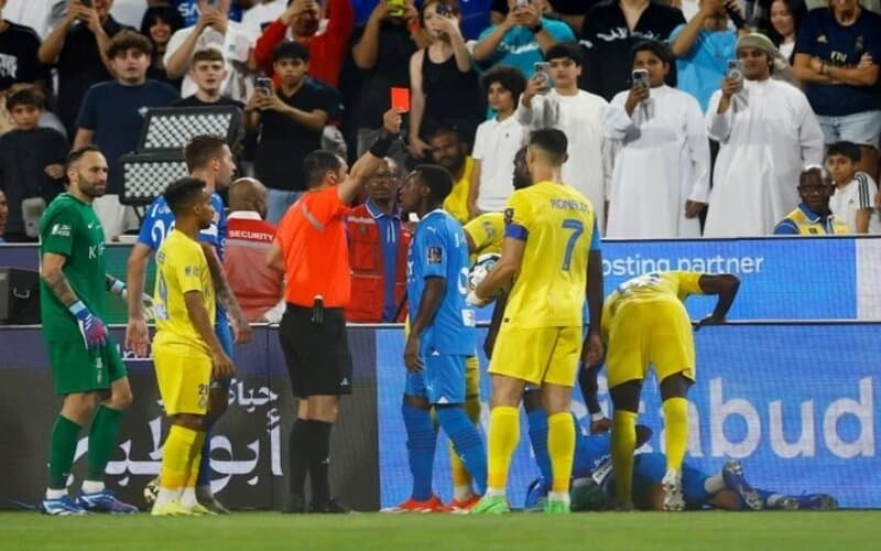 Cristiano Ronaldo bị đánh giá thấp từ trọng tài trong trận gặp Al Hilal